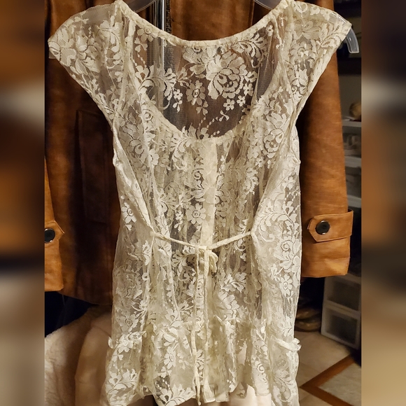 Beautiful Vintage-Look Lace Top - Picture 5 of 6